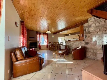 Location gite à Saint Germain Laprade, Gîte chaleureux avec cheminée près du Puy-en-Velay, idéal pour familles et séjours professionnels
