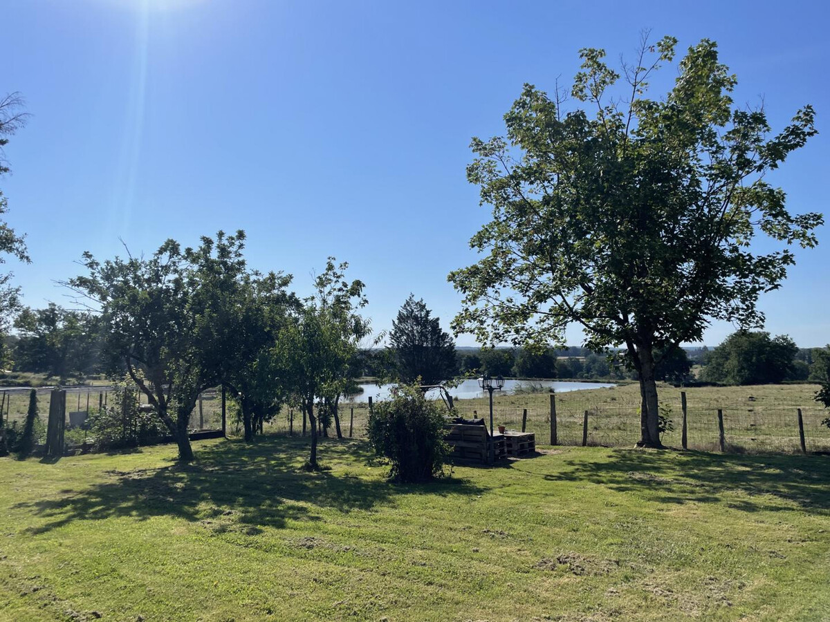 Ferme rénovée avec étang privé à Isle-et-Bardais - Photo 23