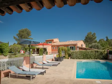 Location maison à Bagnols en Forêt, Villa avec grand jardin clos et piscine privée