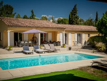 Location maison à Bagnols en Forêt, Villa avec climatisation et piscine privée