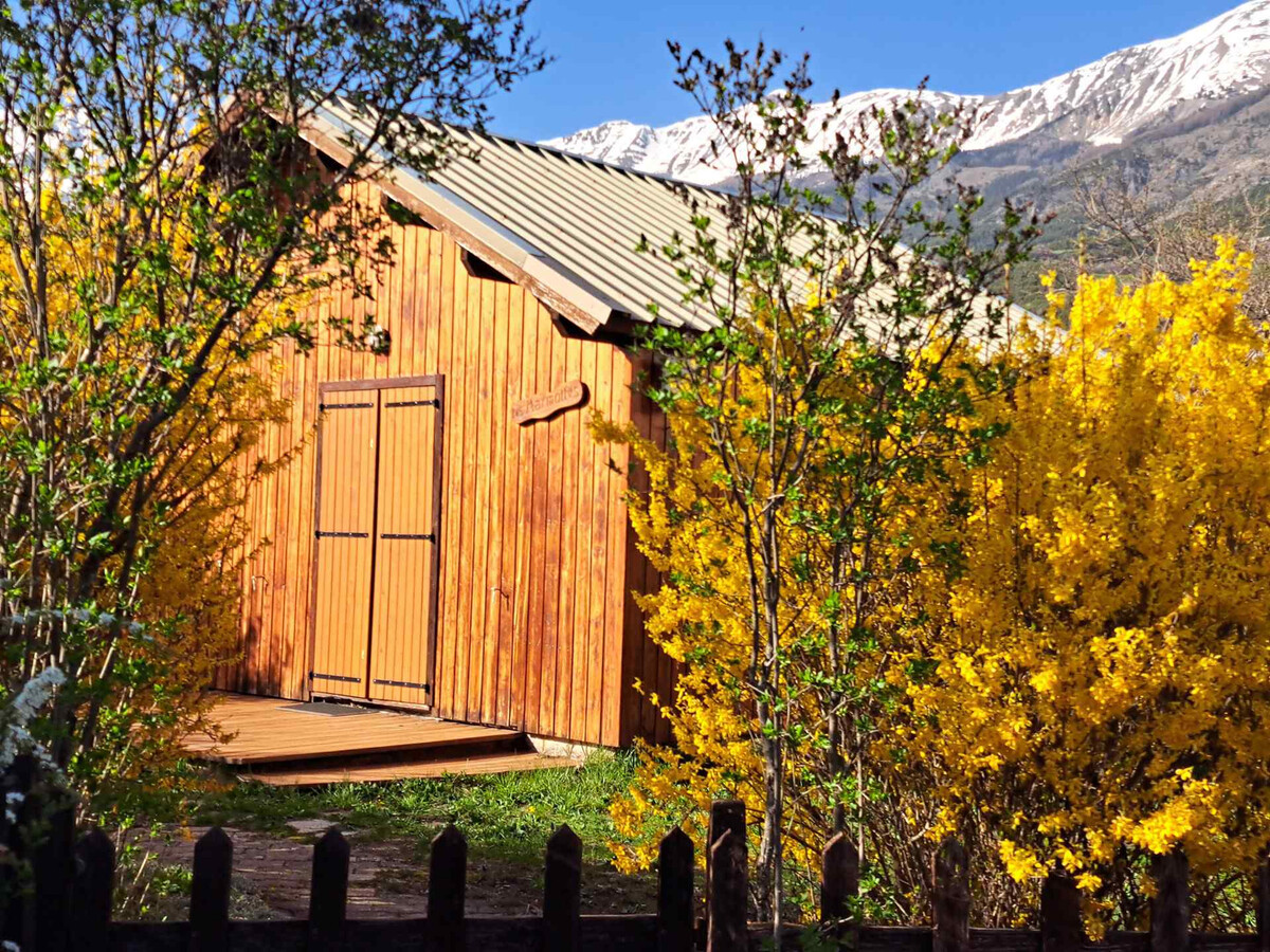 Chalet en bois, terrasse sud et jardin à Barcelonnette - Photo 1