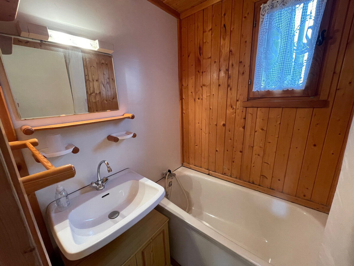 Chalet en bois, terrasse sud et jardin à Barcelonnette - Photo 4