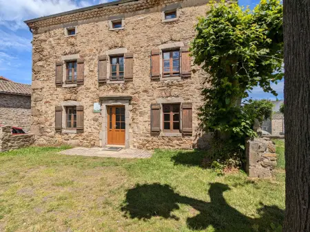 Location gite à Pinols, Gîte en pierres avec cour et 3 chambres, au cœur dun village proche de Langeac