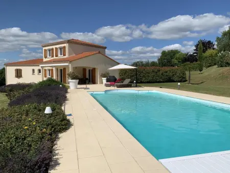 Location maison à Saint Pierre Lafeuille, Villa moderne avec piscine et jardin privés
