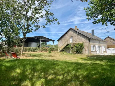 Location gite à Le Gavre, Maison de vacances spacieuse près de la forêt, avec jardin, cheminée, wifi, et équipements de loisirs.