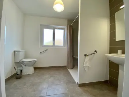 Maison de vacances spacieuse près de la forêt, avec jardin, cheminée, wifi, et équipements de loisirs. - Photo 12