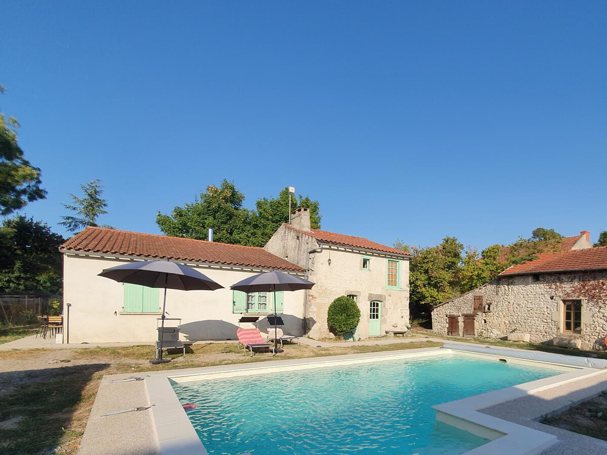 Gîte rénové à Charroux, piscine 4x8m et terrasse - Photo 1
