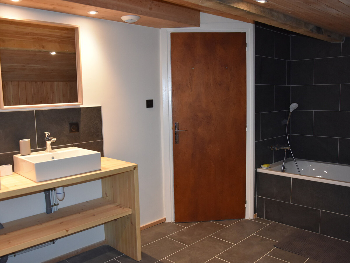 Chalet 6 pièces ensoleillé, poêle à bois, balcon sud - Photo 8