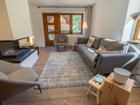 Chalet rénové et calme avec cheminée et parking couvert - Photo 1