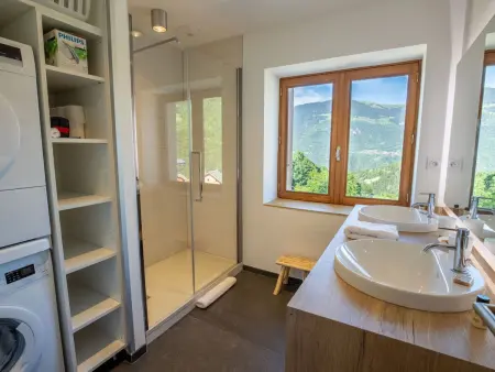 Chalet rénové et calme avec cheminée et parking couvert - Photo 5