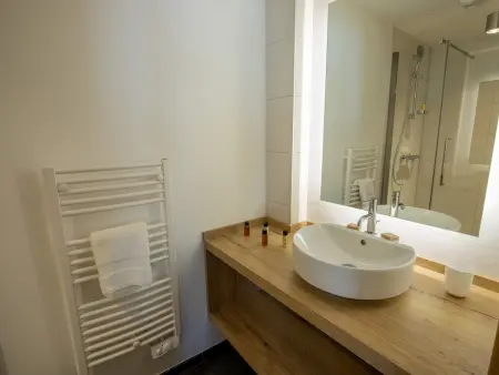 Chalet rénové et calme avec cheminée et parking couvert - Photo 7