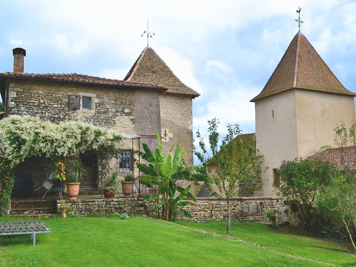 Prieuré XVe siècle restauré, 2 chambres, jardin 2000m² à Beaulieu - Photo 1