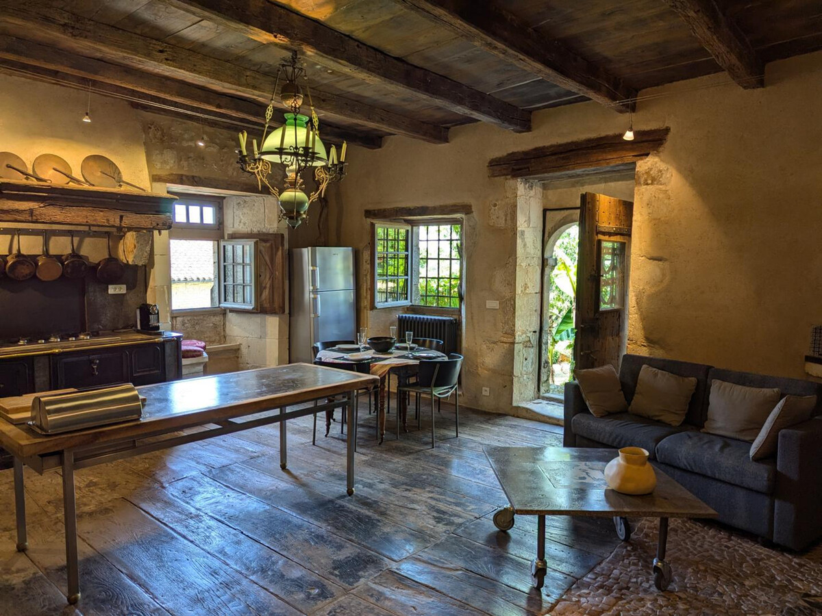 Prieuré XVe siècle restauré, 2 chambres, jardin 2000m² à Beaulieu - Photo 2