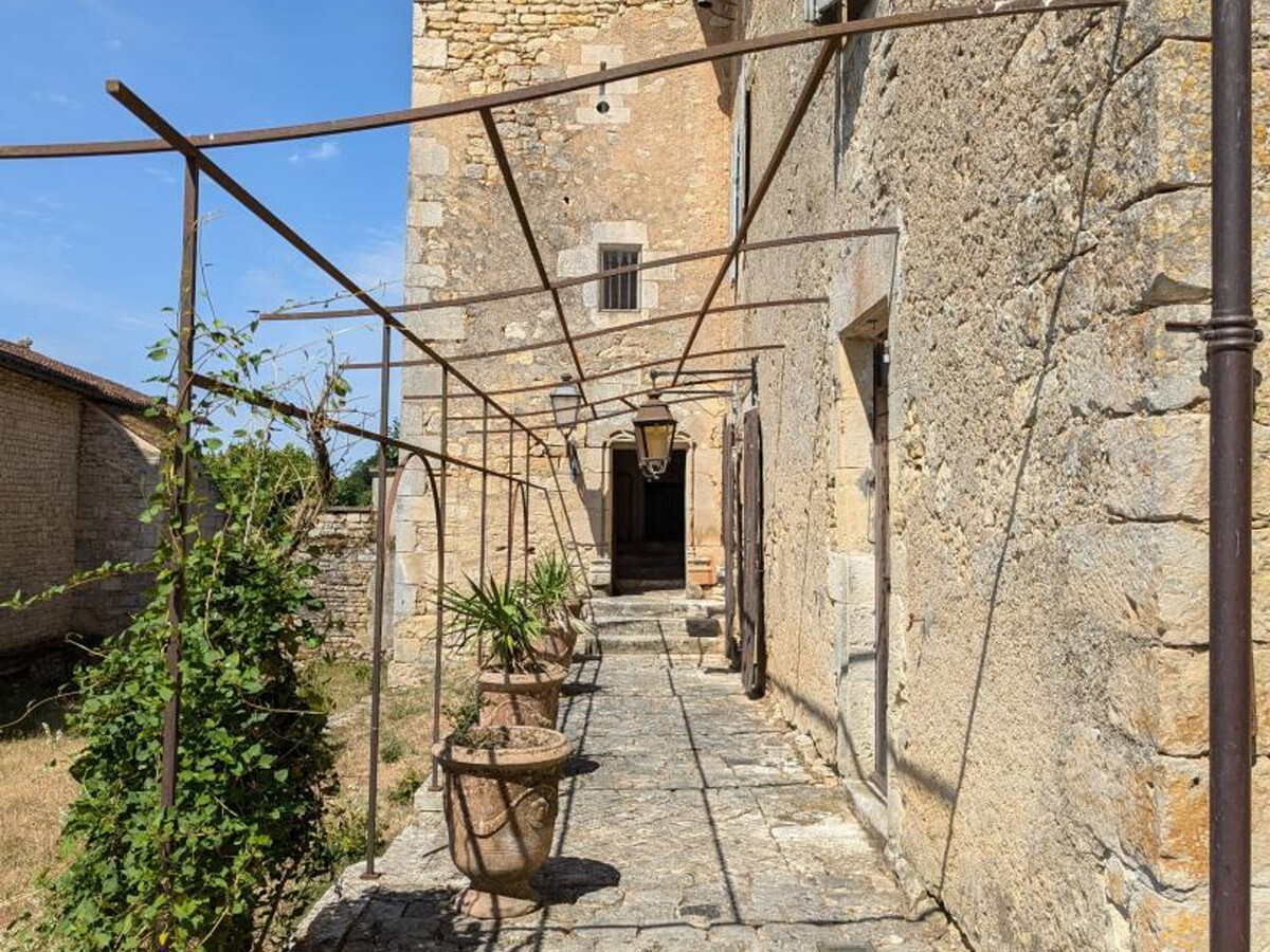Prieuré XVe siècle restauré, 2 chambres, jardin 2000m² à Beaulieu - Photo 6