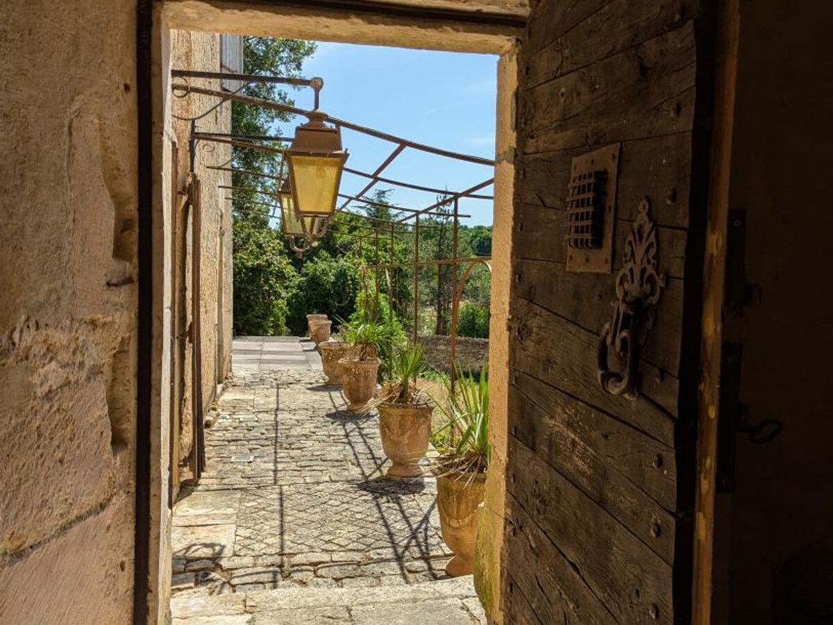 Prieuré XVe siècle restauré, 2 chambres, jardin 2000m² à Beaulieu - Photo 7