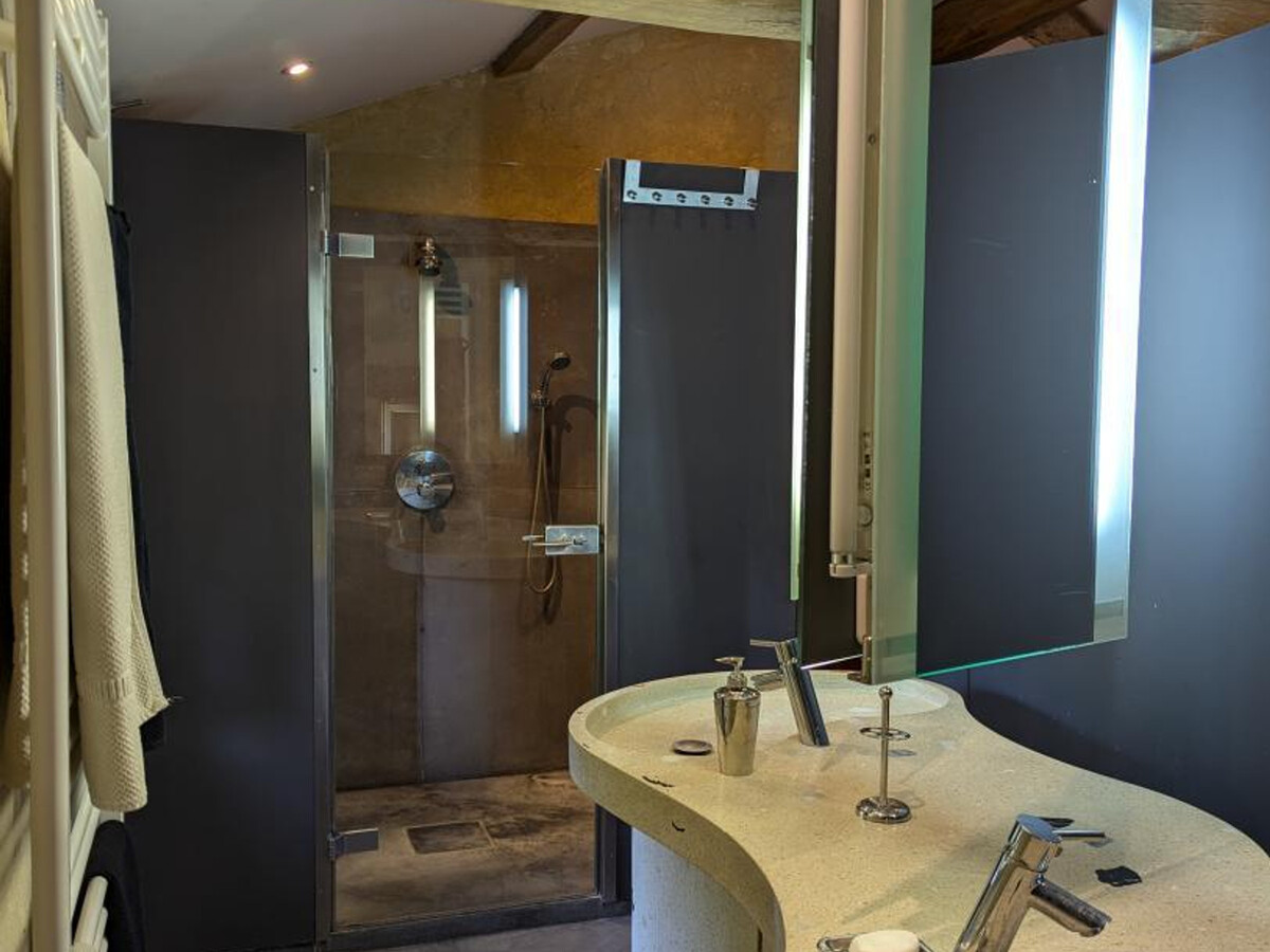 Prieuré XVe siècle restauré, 2 chambres, jardin 2000m² à Beaulieu - Photo 18