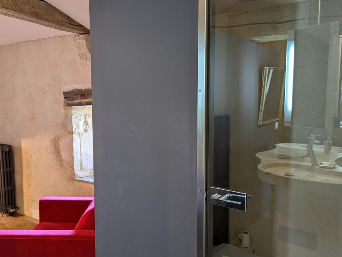 Prieuré XVe siècle restauré, 2 chambres, jardin 2000m² à Beaulieu - Photo 19