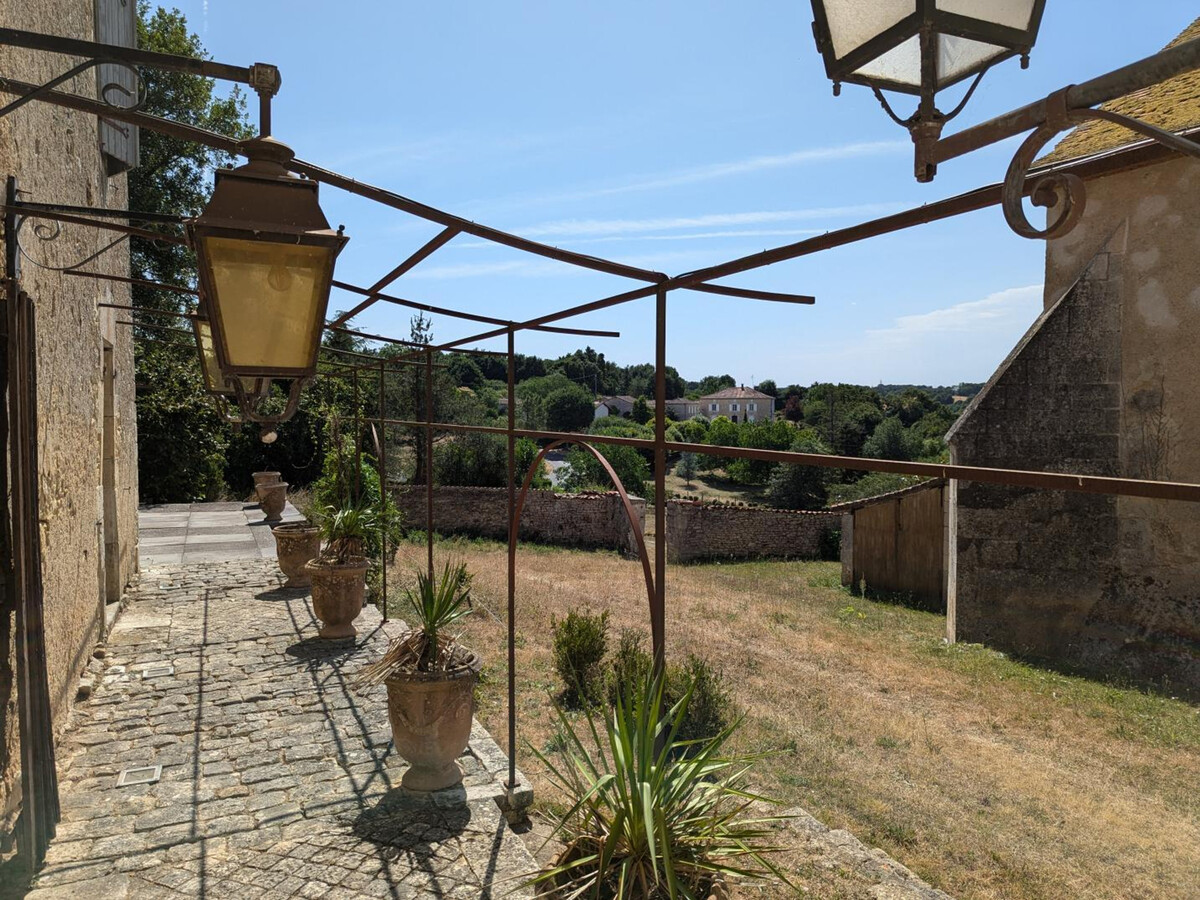 Prieuré XVe siècle restauré, 2 chambres, jardin 2000m² à Beaulieu - Photo 20