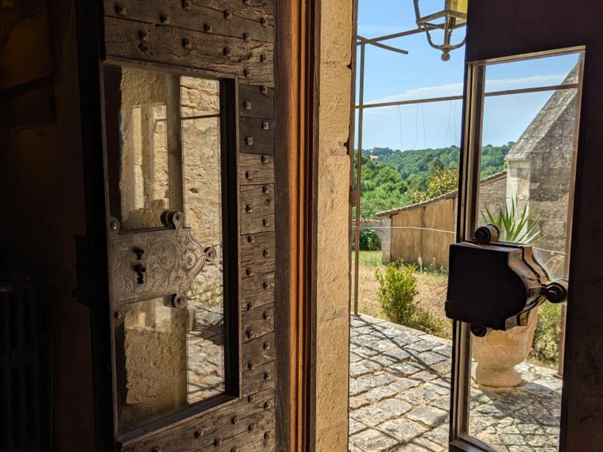 Prieuré XVe siècle restauré, 2 chambres, jardin 2000m² à Beaulieu - Photo 21