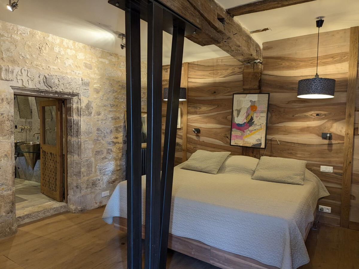 Prieuré XVe siècle restauré, 2 chambres, jardin 2000m² à Beaulieu - Photo 23