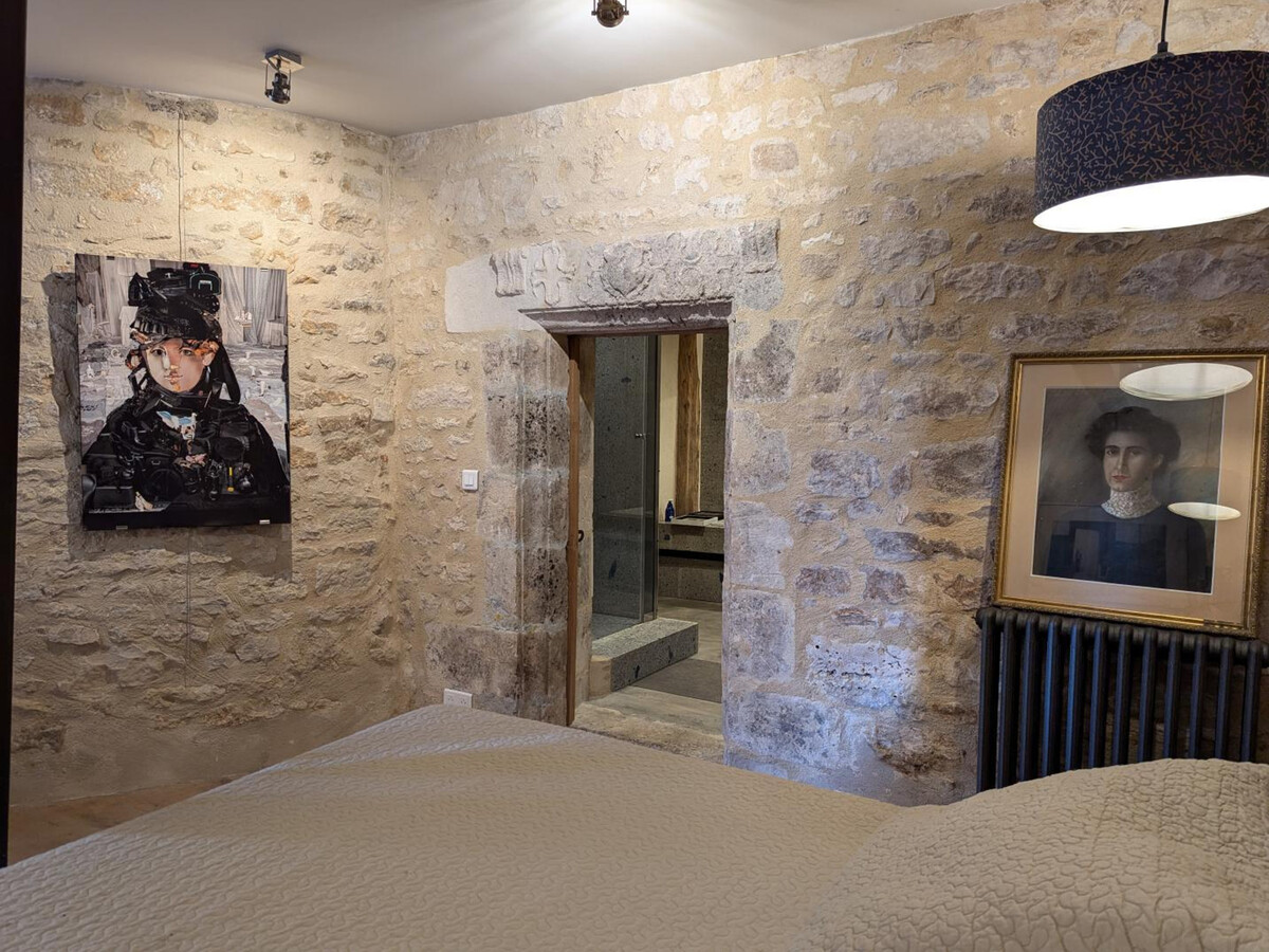 Prieuré XVe siècle restauré, 2 chambres, jardin 2000m² à Beaulieu - Photo 24