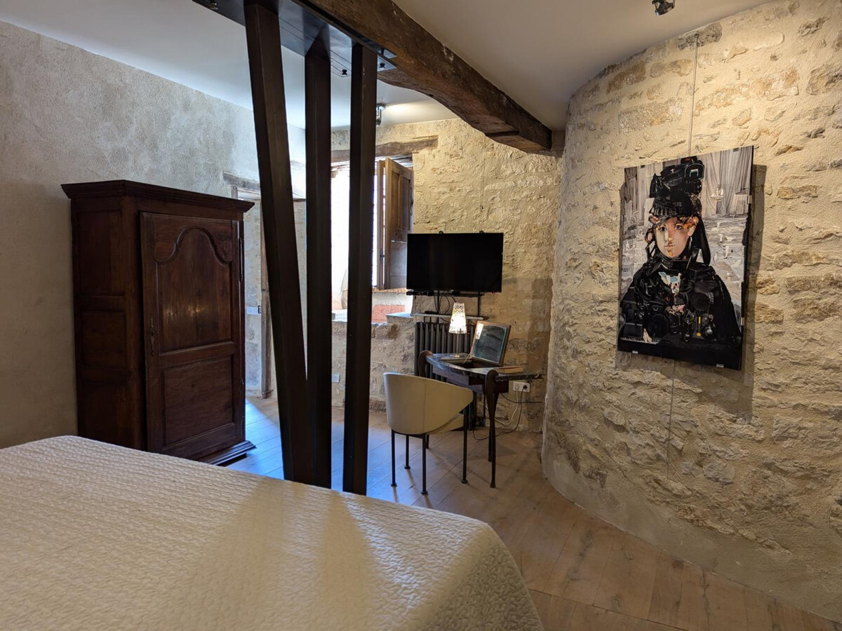 Prieuré XVe siècle restauré, 2 chambres, jardin 2000m² à Beaulieu - Photo 25
