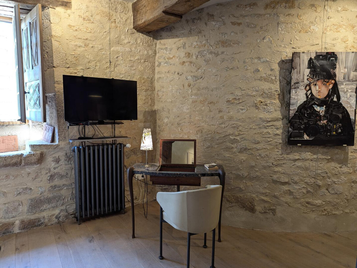 Prieuré XVe siècle restauré, 2 chambres, jardin 2000m² à Beaulieu - Photo 26