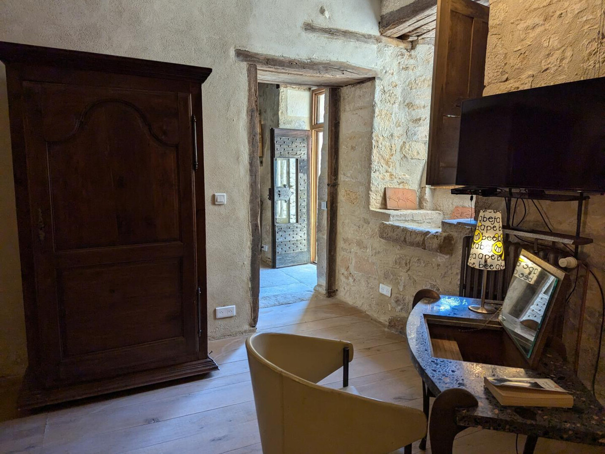 Prieuré XVe siècle restauré, 2 chambres, jardin 2000m² à Beaulieu - Photo 27