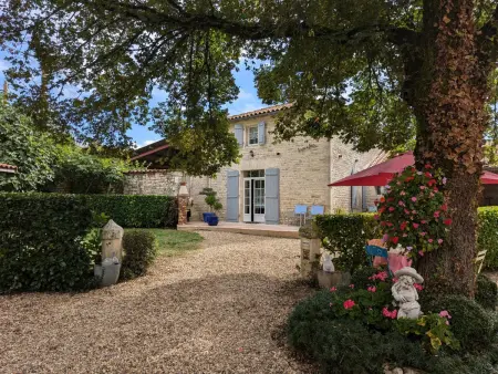 Location gite à Jauldes, Gîte cosy avec 3 chambres, cour privée, baby-foot et internet, équipements bébé inclus, animaux permis