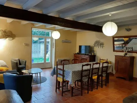 Gîte cosy avec 3 chambres, cour privée, baby-foot et internet, équipements bébé inclus, animaux permis - Photo 4