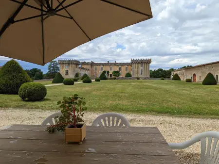 Location gite à Cherves Richemont, Gîte charmant au cœur dun château historique avec parc, proche de Cognac, idéal famille et nature