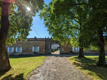 Gîte charmant au cœur d'un château historique avec parc, proche de Cognac, idéal famille et nature - Photo 4