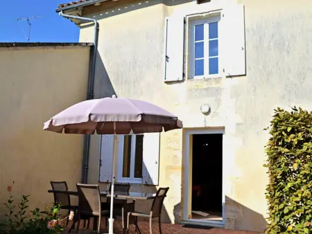 Location gite à Salles Lavalette, Gîte charmant en Charente avec jardin, animaux acceptés