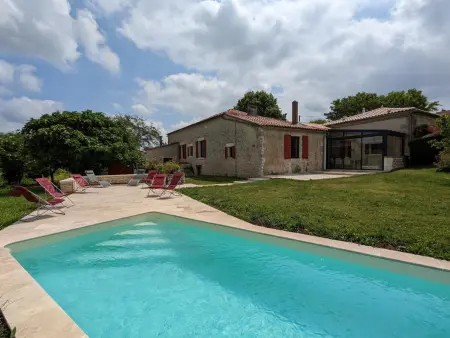 Location gite à Val des Vignes, Maison spacieuse avec piscine chauffée, jardin clos, terrasses, cheminée, et équipements bébé inclus.
