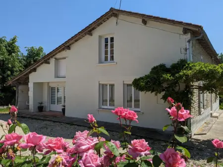 Location gite à Montboyer, Maison en pierres rénovée avec jardin, terrasse, 3 chambres, proche village, nature paisible, équipements complets