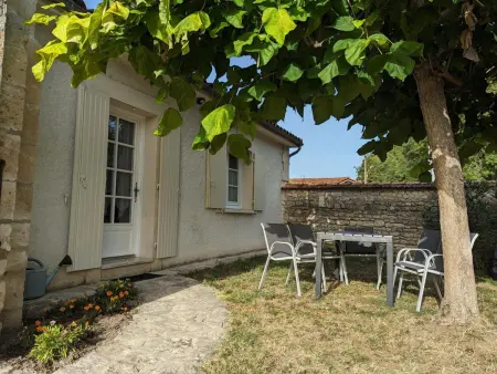 Maison rénovée près d'Angoulême avec jardin privé - Photo 3
