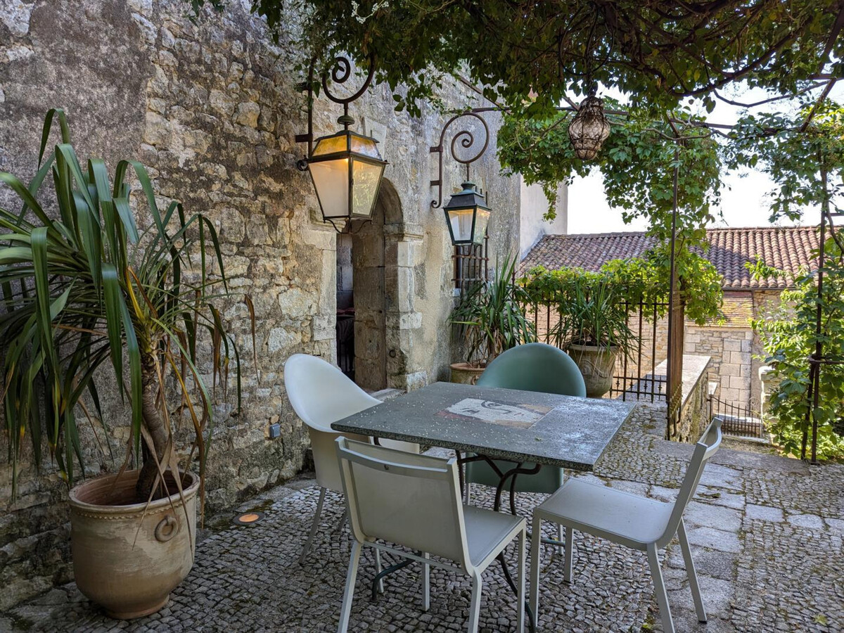 Prieuré du XVème, jardin 2000 m², cheminée à Beaulieu - Photo 4