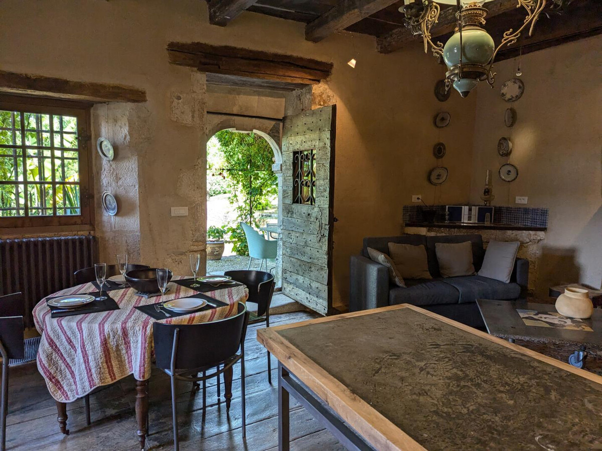 Prieuré du XVème, jardin 2000 m², cheminée à Beaulieu - Photo 30
