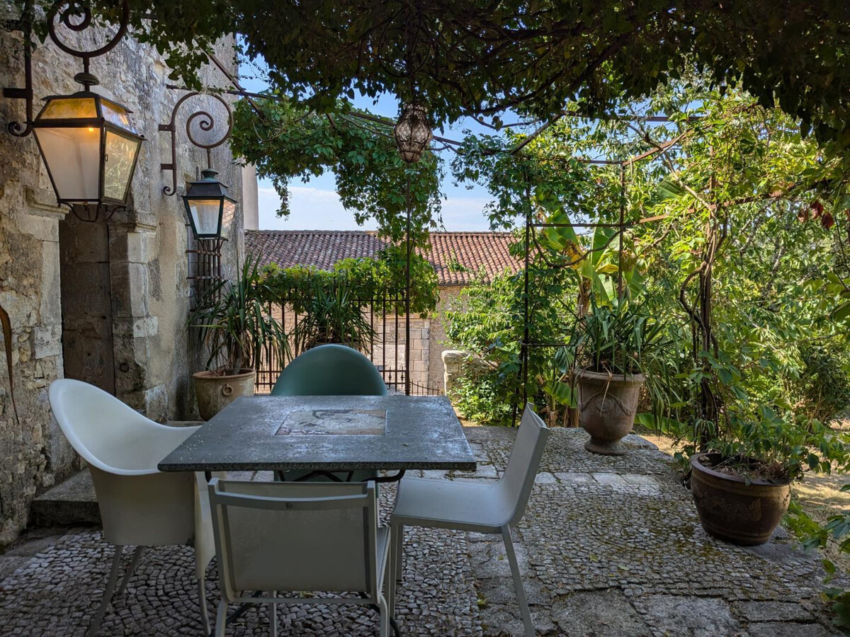 Prieuré du XVème, jardin 2000 m², cheminée à Beaulieu - Photo 31