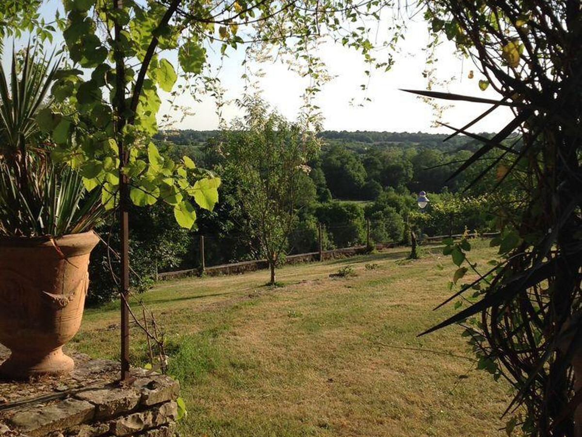 Prieuré du XVème, jardin 2000 m², cheminée à Beaulieu - Photo 32