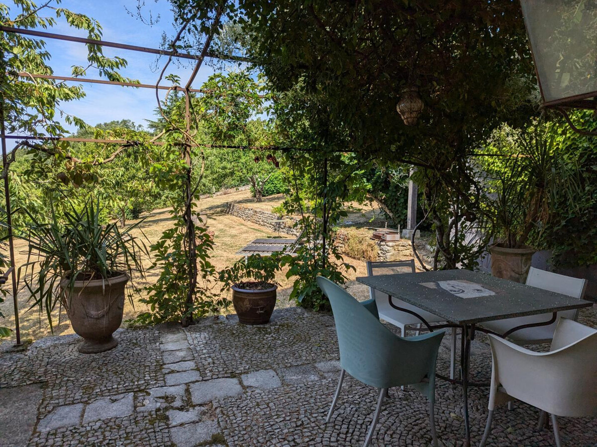 Prieuré du XVème, jardin 2000 m², cheminée à Beaulieu - Photo 33