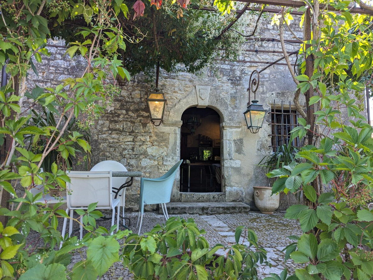 Prieuré du XVème, jardin 2000 m², cheminée à Beaulieu - Photo 34