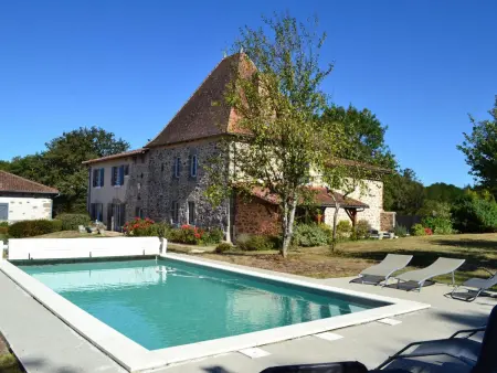 Location gite à Esse, Gîte spacieux avec piscine privée et jardin, idéal pour familles avec animaux