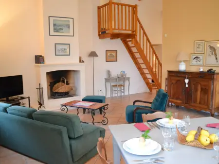 Location gite à Saint Cybardeaux, Gîte familial avec piscine chauffée, jardin clos, équipement bébé, au cœur dune propriété viticole.