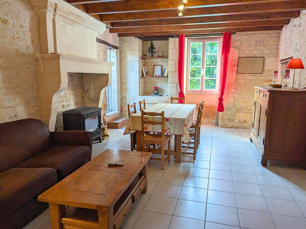 Gîte en pierres avec poêle, terrasse et cour close à Asnières-sur-Nouère - Photo 2