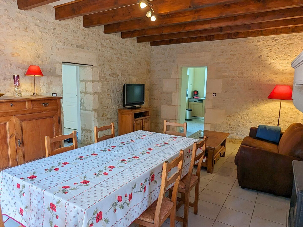 Gîte en pierres avec poêle, terrasse et cour close à Asnières-sur-Nouère - Photo 8