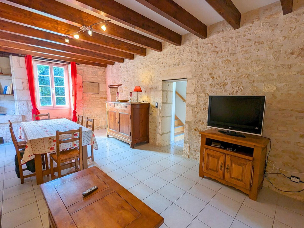 Gîte en pierres avec poêle, terrasse et cour close à Asnières-sur-Nouère - Photo 11