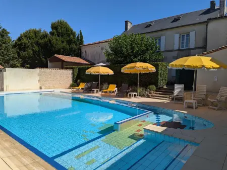 Location gite à Saint Cybardeaux, Maison de charme avec piscine chauffée et jardin privé, idéale pour familles