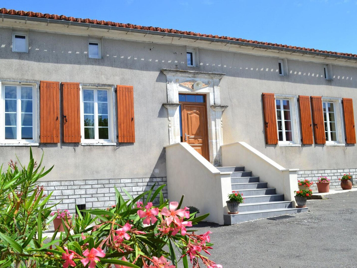 Gîte charentais XIXe, 6 pers., vue vignobles près Angoulême - Photo 1