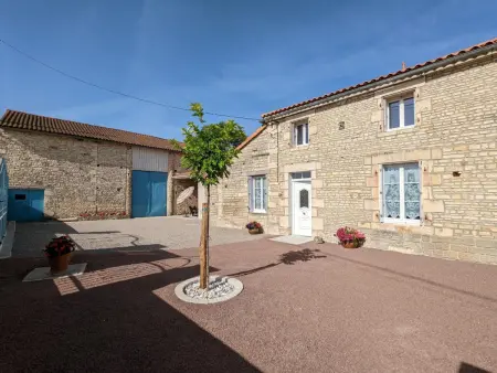 Location gite à Puyréaux, Maison lumineuse avec cour privative, proche sites culturels, tout confort, équipé bébé, wifi inclus